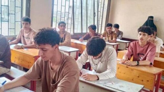 بين لهيب الصيف وظلام الكهرباء.. طلاب الثانوية العامة في عدن يخوضون امتحاناً في الصبر قبل العلم